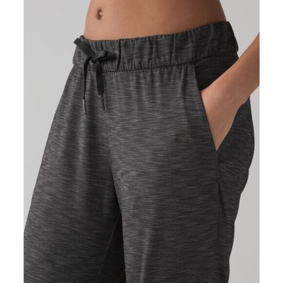 Lululemon On The Fly Pant (28") Luxtreme In Heathered Black Size 4 - Picture 3 of 8